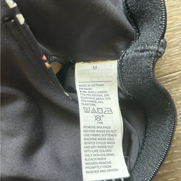 Like New Workout Top built in Bra - Old Navy Active - Floral black -Sz MED - Picture 4 of 4